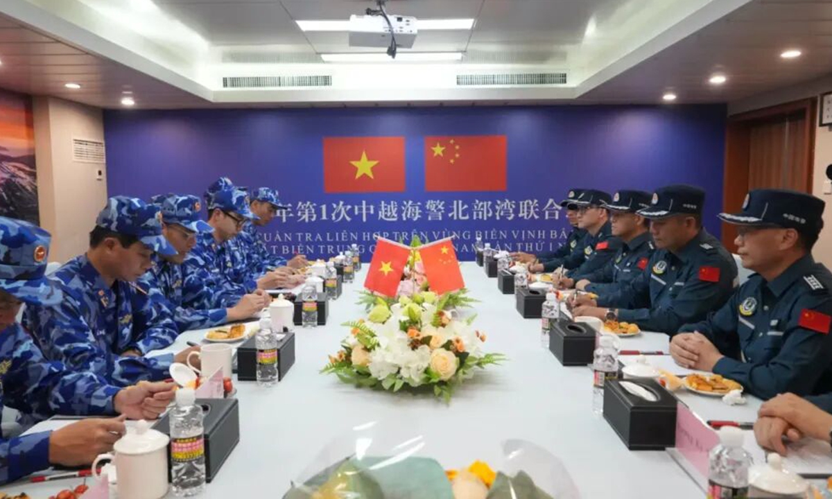चीनी और वियतनामी तटरक्षक बलों ने 2026 में बेइबू खाड़ी में पहली बार संयुक्त गश्त की।