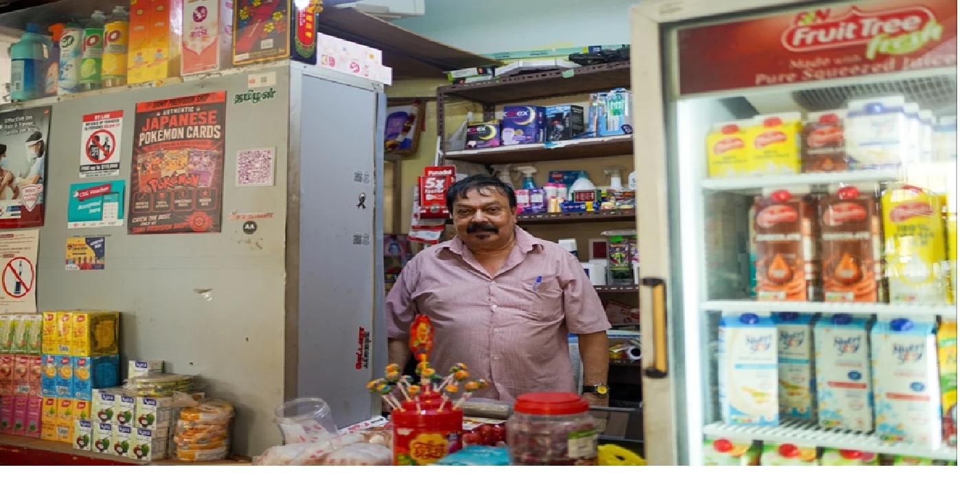 सिंगापुर के HDB इलाकों में छोटी दुकानों को अपना शटर खुला रखने में मुश्किल हो रही है।