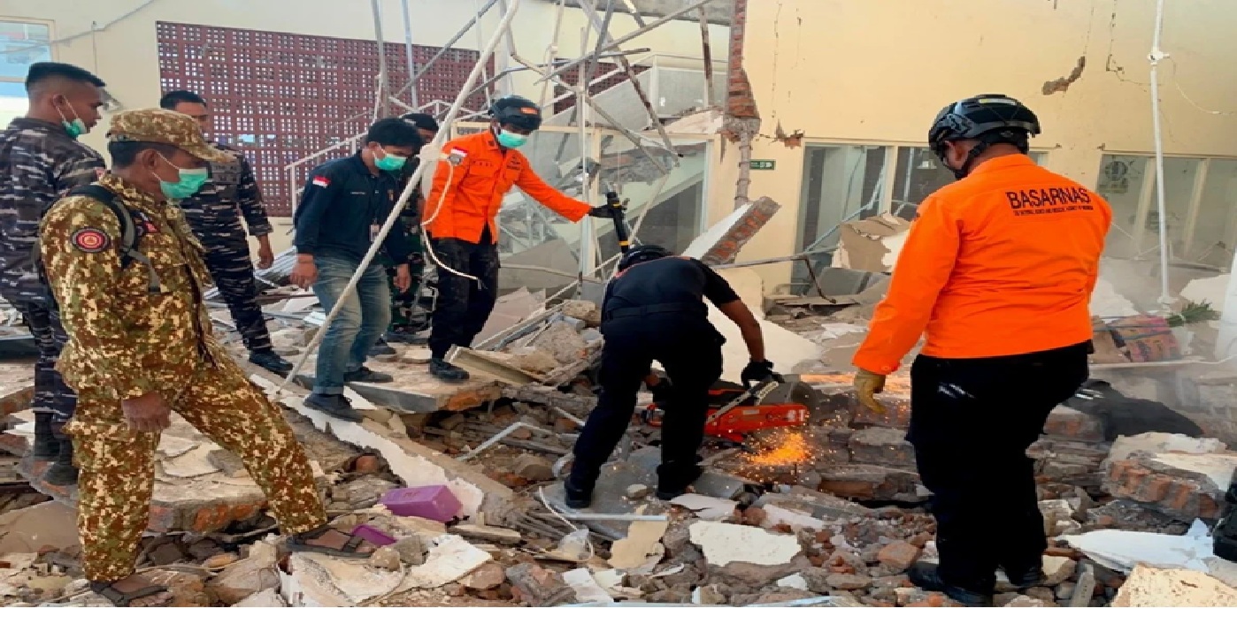 इंडोनेशिया के फ्लोरेस इलाके में 7.7 तीव्रता का भूकंप आने से कम से कम 5 लोगों की मौत हो गई।