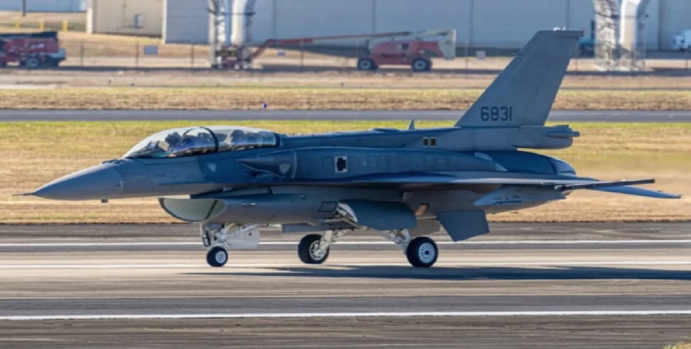दो हफ़्ते की देरी के बाद भी हवाई में अटके अपने नए F-16 विमानों का ताइवान को इंतज़ार है।